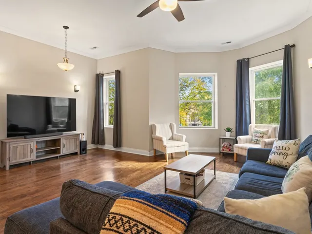 $319,900 | 4520 South King Drive, Unit 4B, Chicago, IL 60653