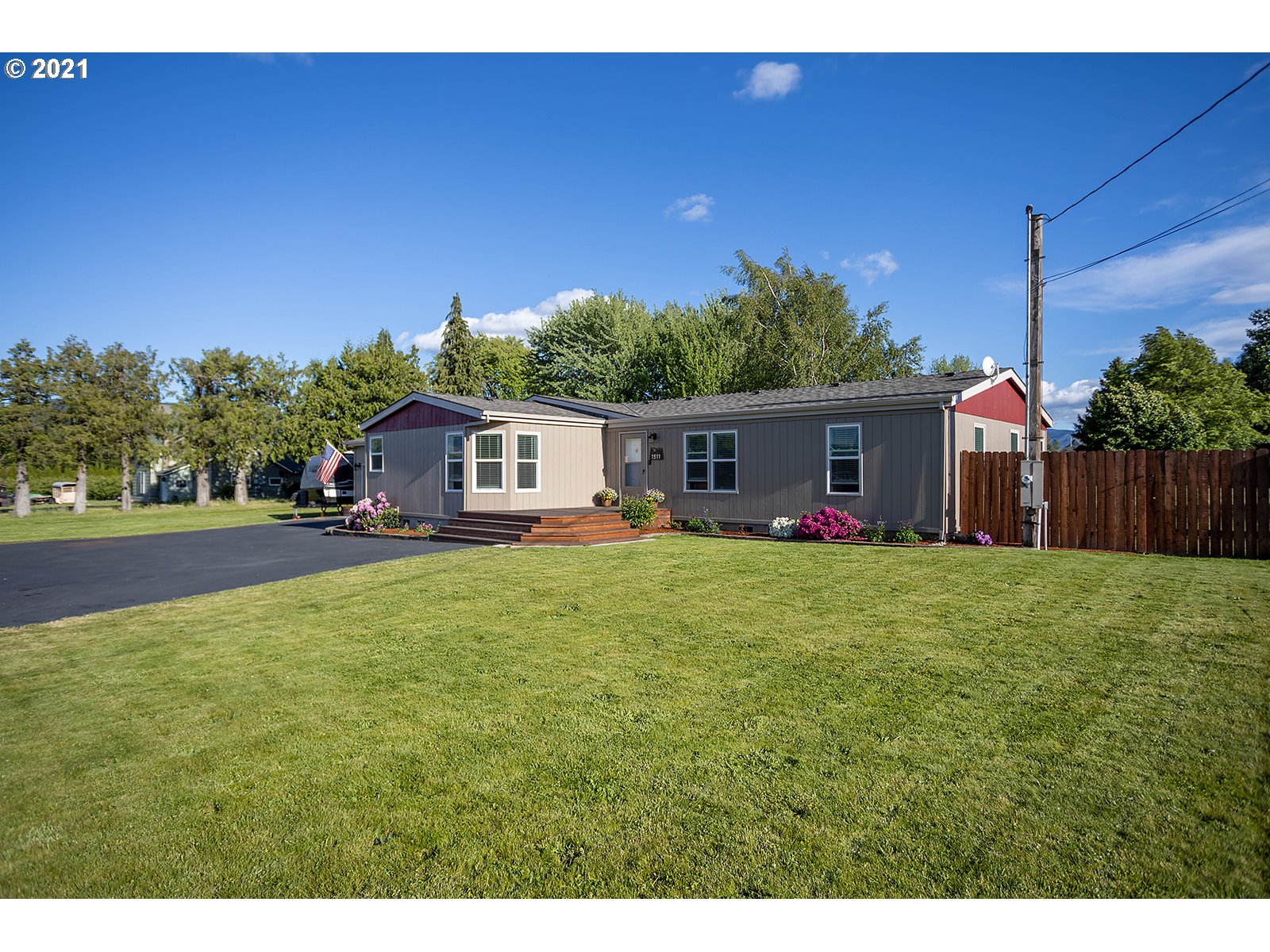 1511 Tucker Road Hood River, OR 97031 - Photo 2 of 32