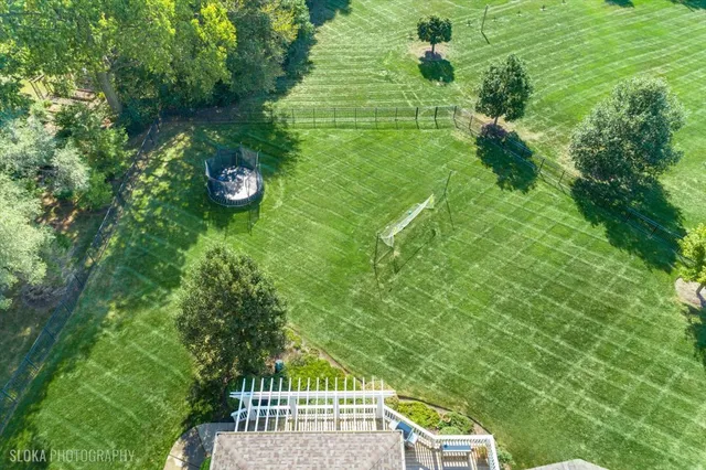 a view of a back yard