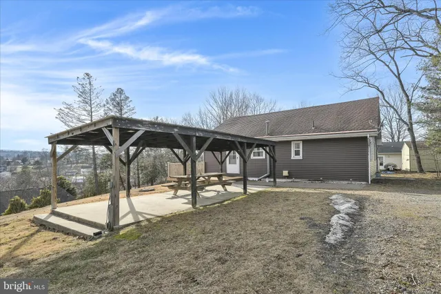 a view of a house with backyard and sitting area