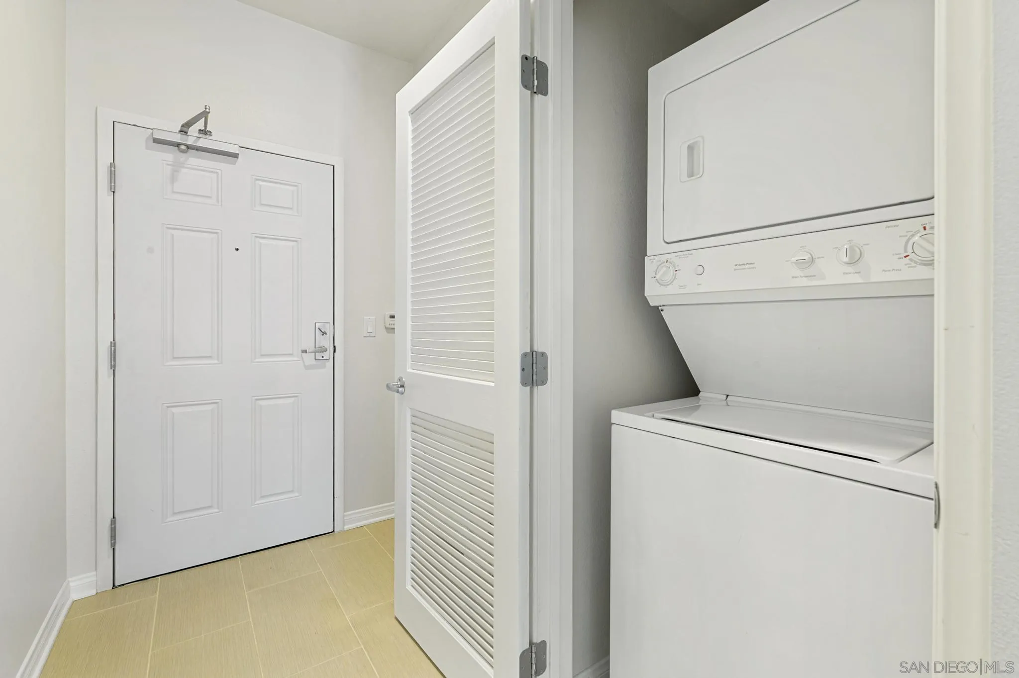 450 J Street, Unit 4121 San Diego, CA 92101 - Photo 5 of 22 a view of washer and dryer