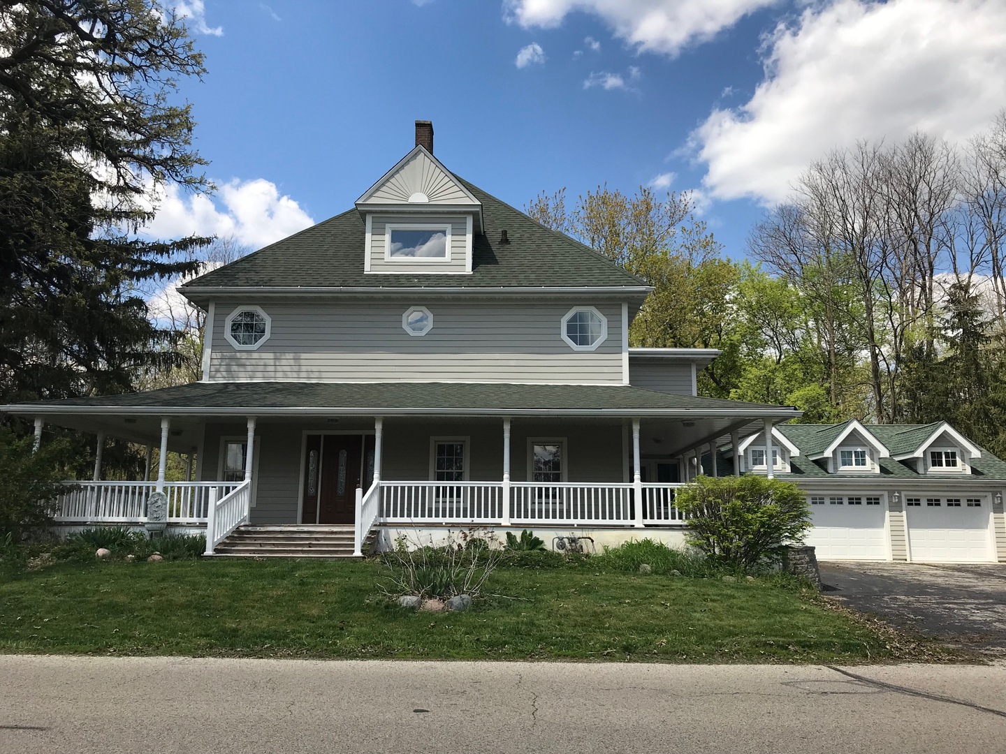 270 Country Commons Road Cary, IL 60013 - Photo 2 of 39 a front view of a house with a yard