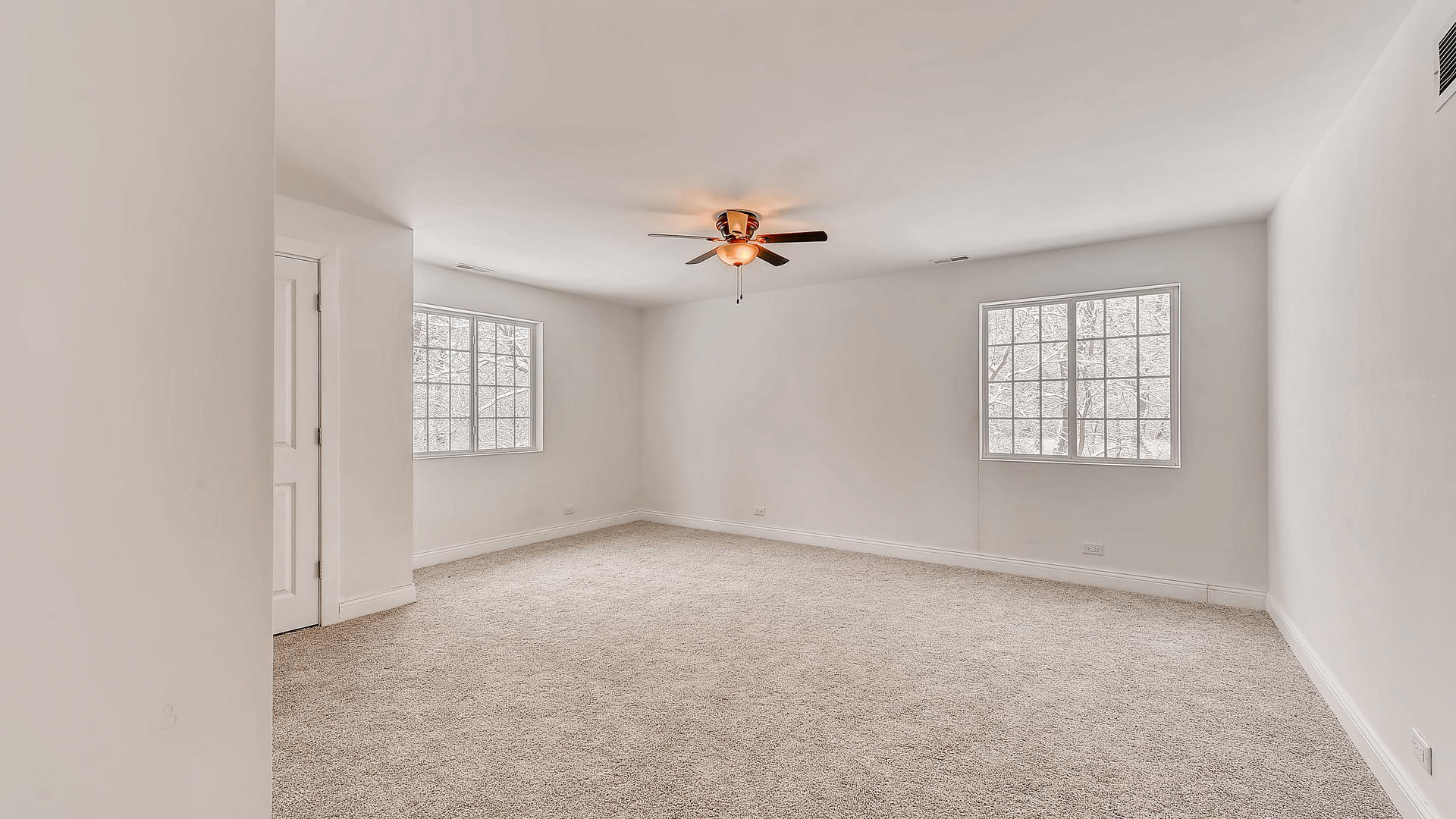 270 Country Commons Road Cary, IL 60013 - Photo 31 of 39 an empty room with windows and closet