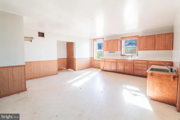 a view of a house with a backyard and a tub