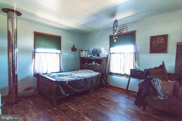 a view of a house with backyard and trees