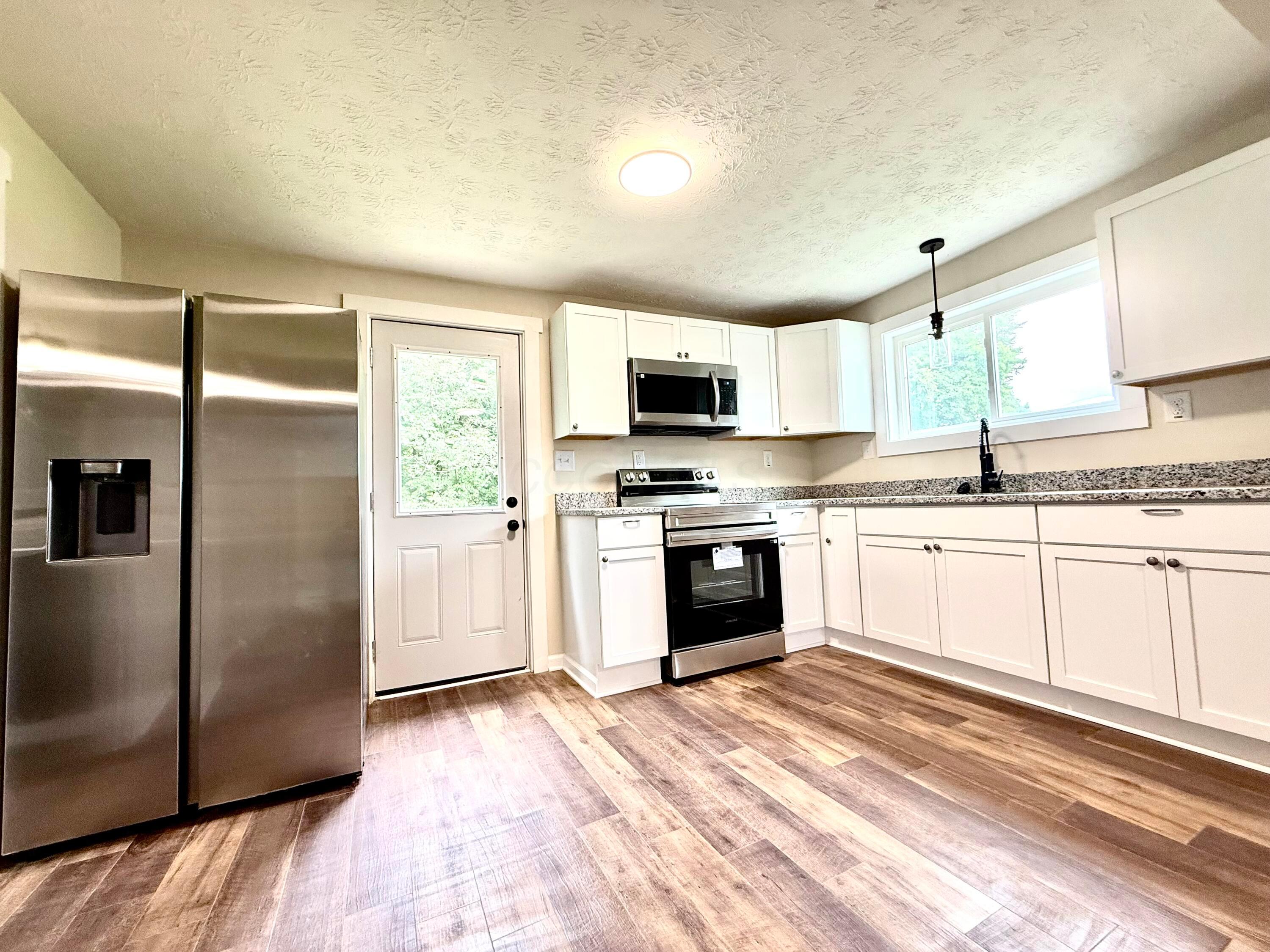 325 Lake Road Southeast Lancaster, OH 43130 - Photo 10 of 17 Kitchen