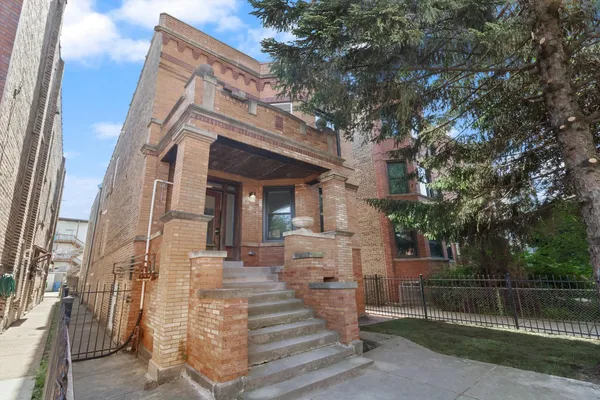 $3,400 | 839 North Rockwell Street, Unit 2F, Chicago, IL 60622