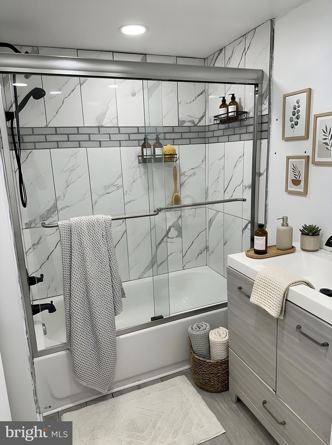 5900 Prince George Drive, Unit 333 Springfield, VA 22152 - Photo 20 of 31 a bathroom with a bathtub and mirror