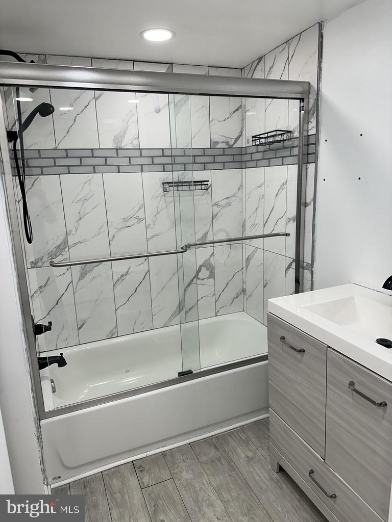 5900 Prince George Drive, Unit 333 Springfield, VA 22152 - Photo 21 of 31 a bathroom with a bathtub and a shower