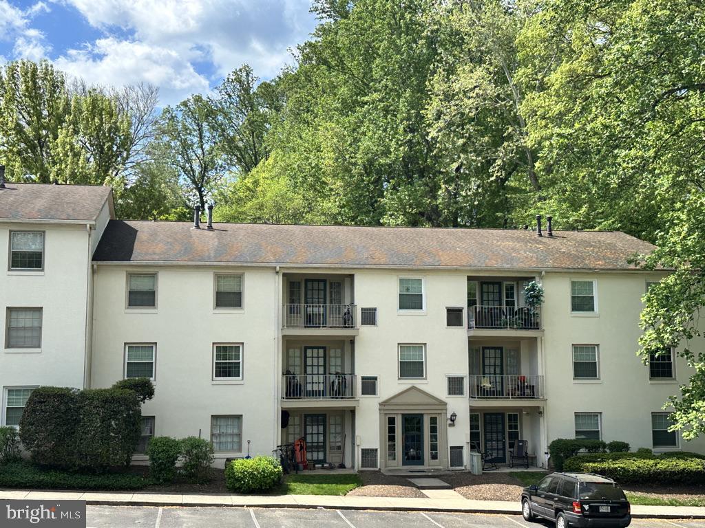 5900 Prince George Drive, Unit 333 Springfield, VA 22152 - Photo 30 of 31 a front view of a residential apartment building with a yard