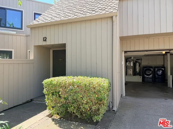 a view of a livingroom with furniture