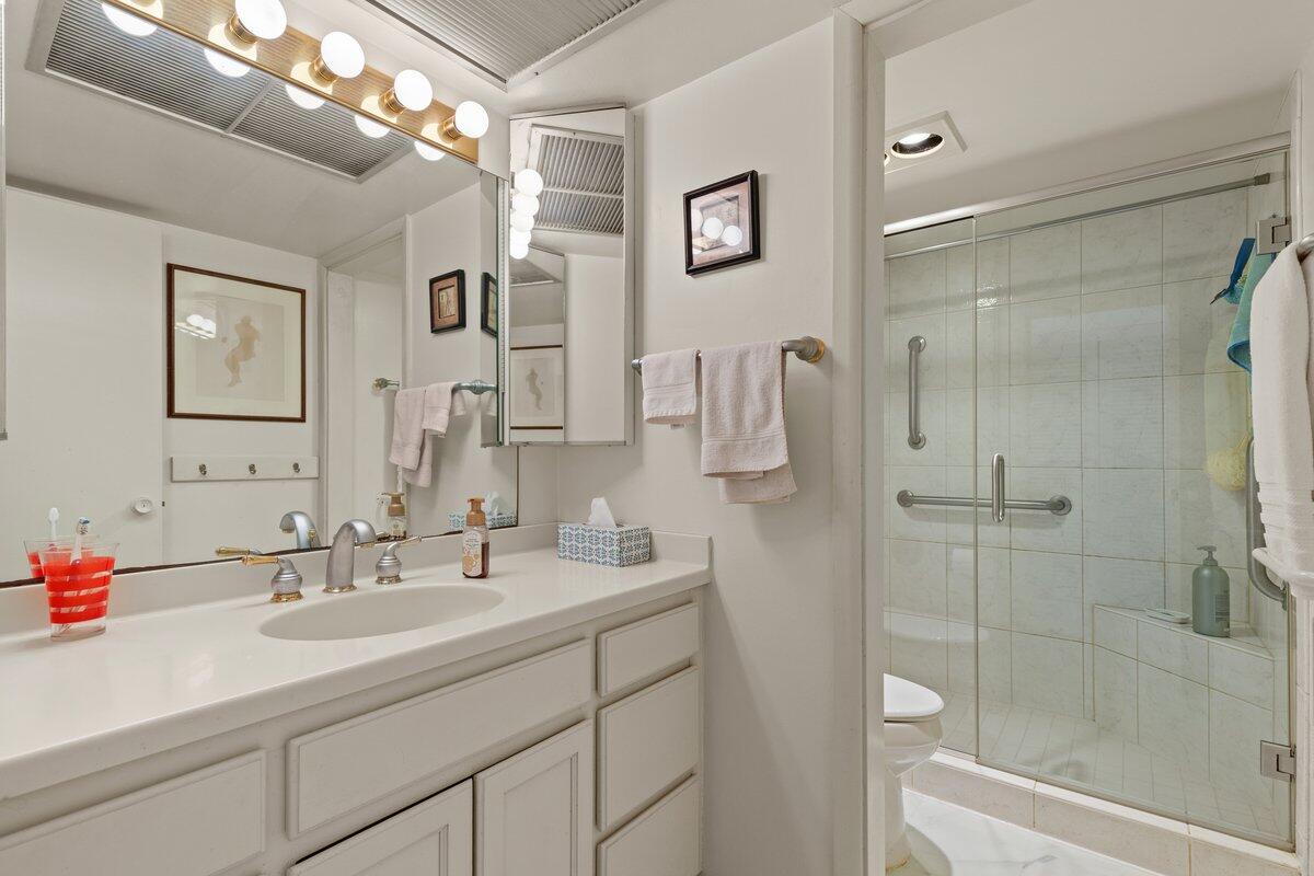 111 11th Street, Unit 3AN Racine, WI 53403 - Photo 13 of 28 Primary Full Bathroom