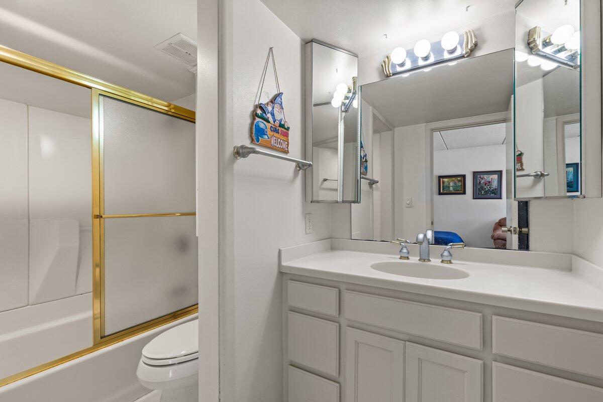 111 11th Street, Unit 3AN Racine, WI 53403 - Photo 17 of 28 Bedroom 2 Full Bathroom