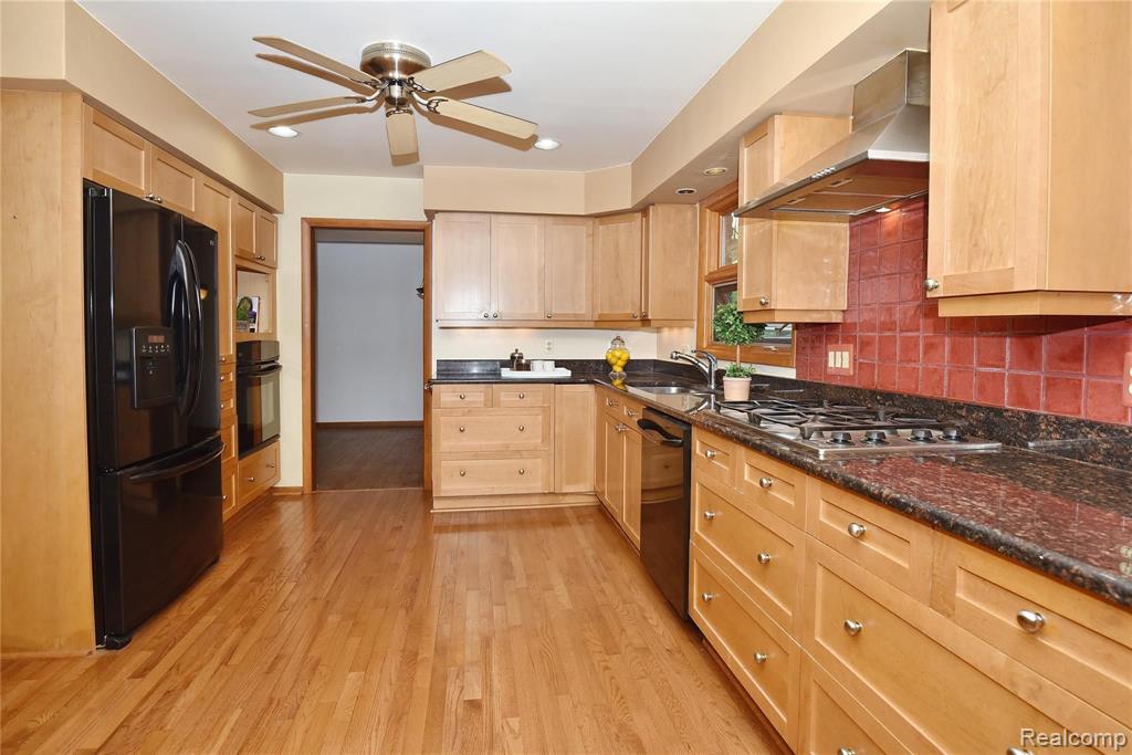 909 Tottenham Road Birmingham, MI 48009 - Photo 11 of 38