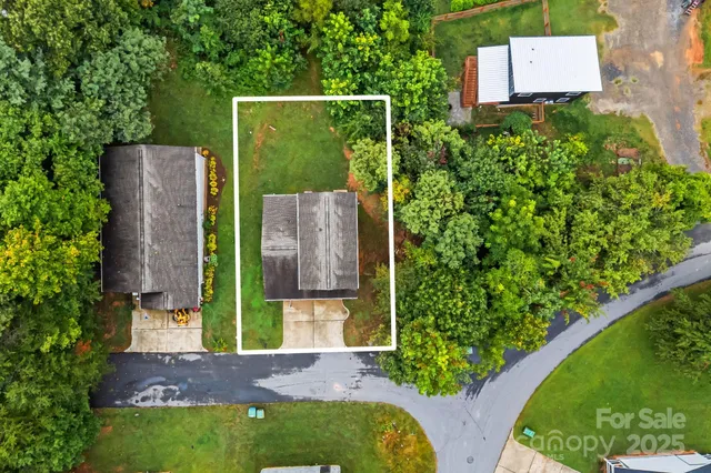 an aerial view of a house having yard
