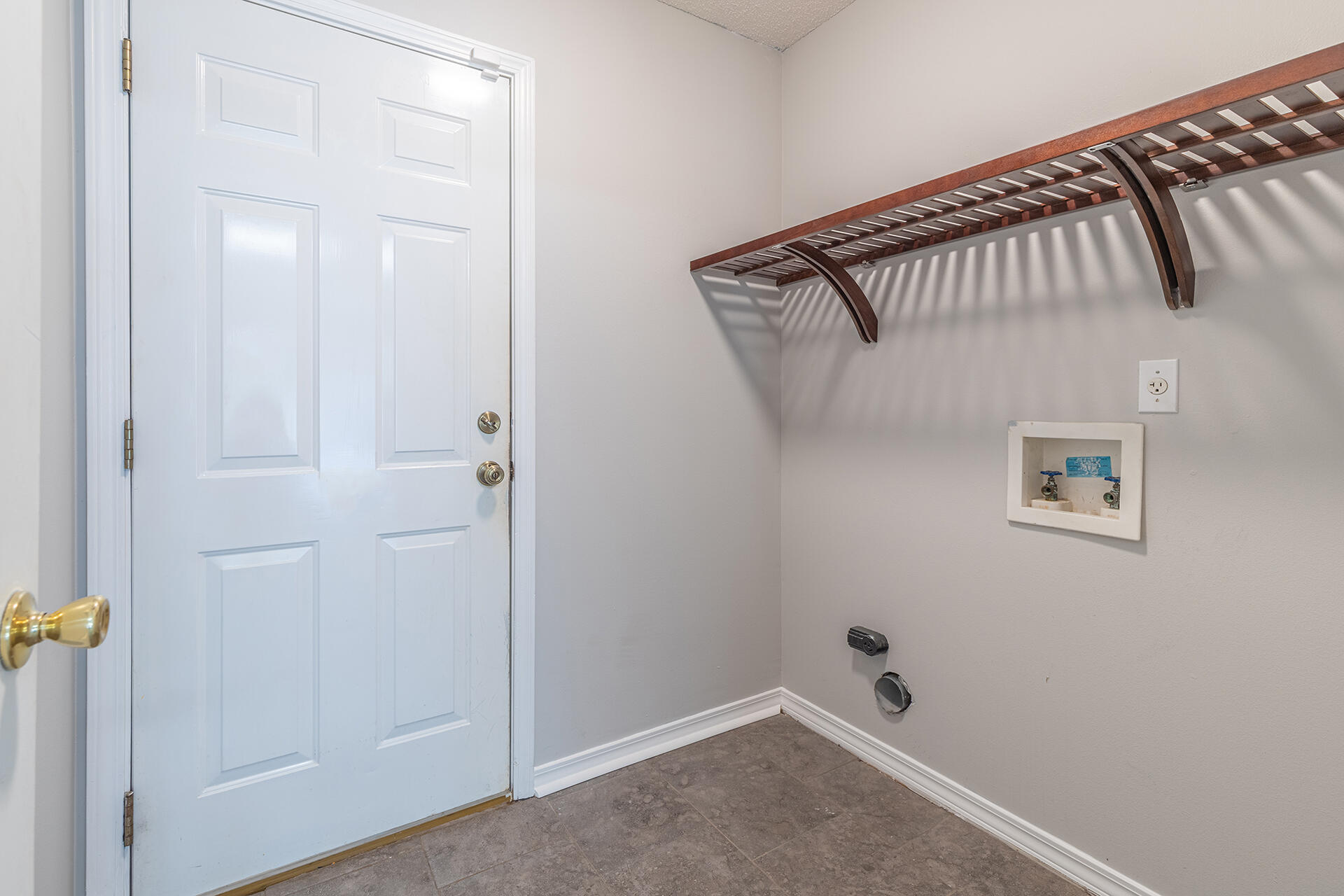 2500 Cameron Way Navarre, FL 32566 - Photo 26 of 32 a view of a hallway with closet