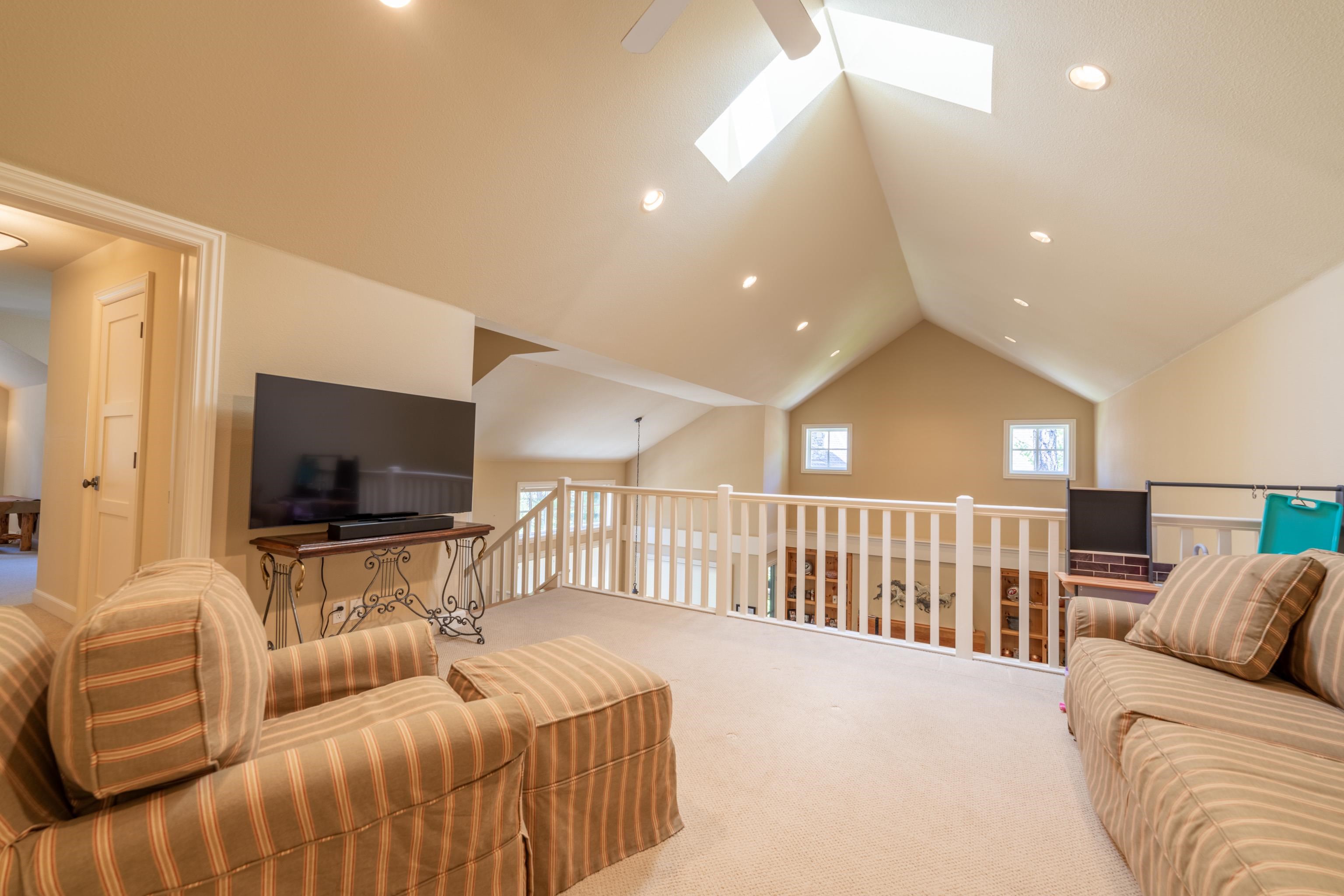 40 Hawk Ridge Clio, CA 96106 - Photo 20 of 42 a living room with furniture and a flat screen tv
