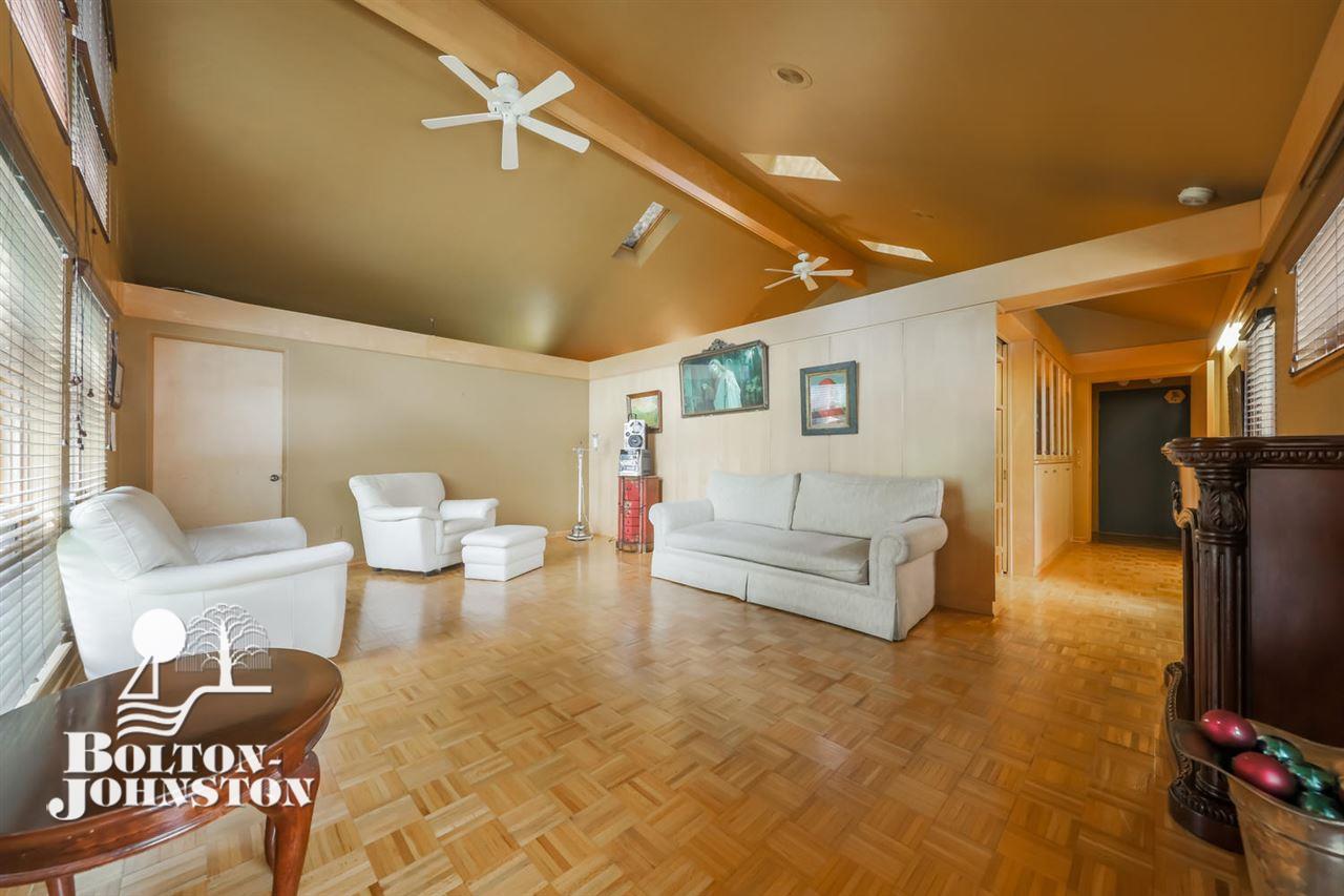 1067 Devonshire Road Grosse Pointe, MI 48230 - Photo 29 of 58 31390986-28.JPG