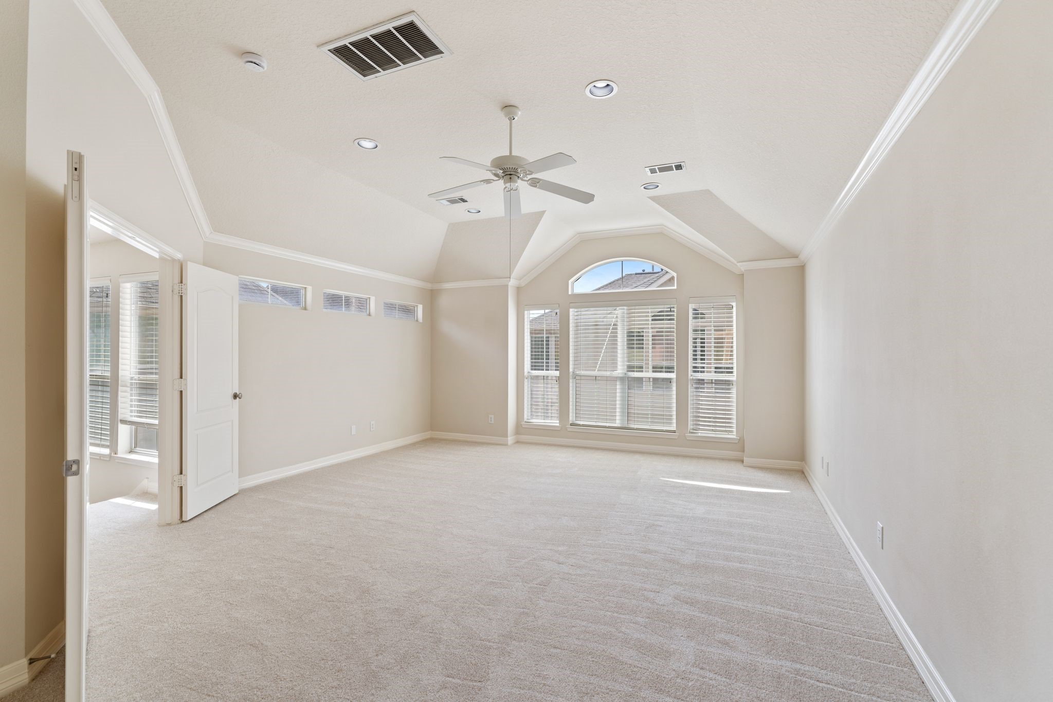 920 Asbury Street Houston, TX 77007 - Photo 26 of 33 a view of an empty room with a window