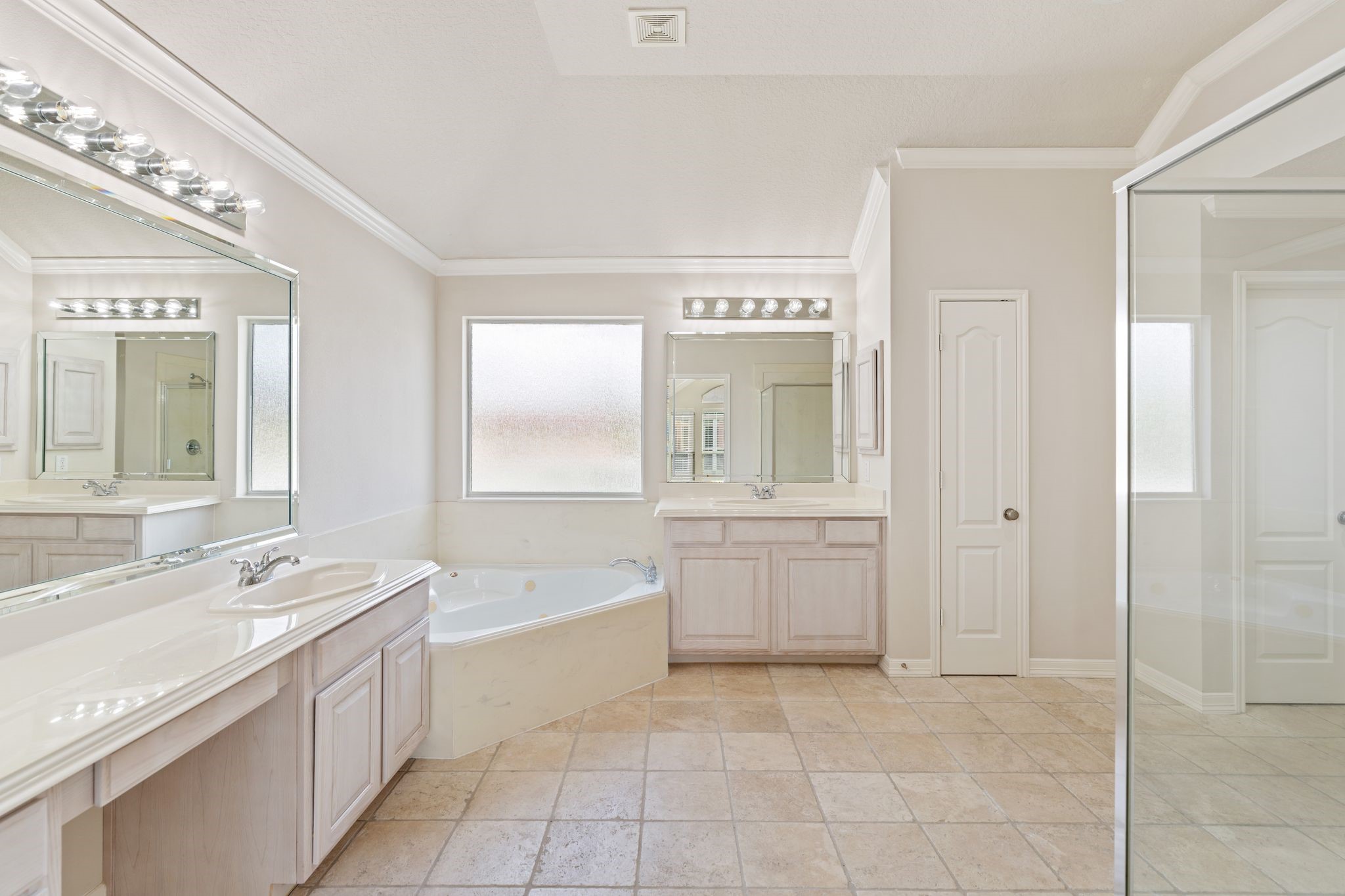 920 Asbury Street Houston, TX 77007 - Photo 27 of 33 a spacious bathroom with a tub sink shower and mirror