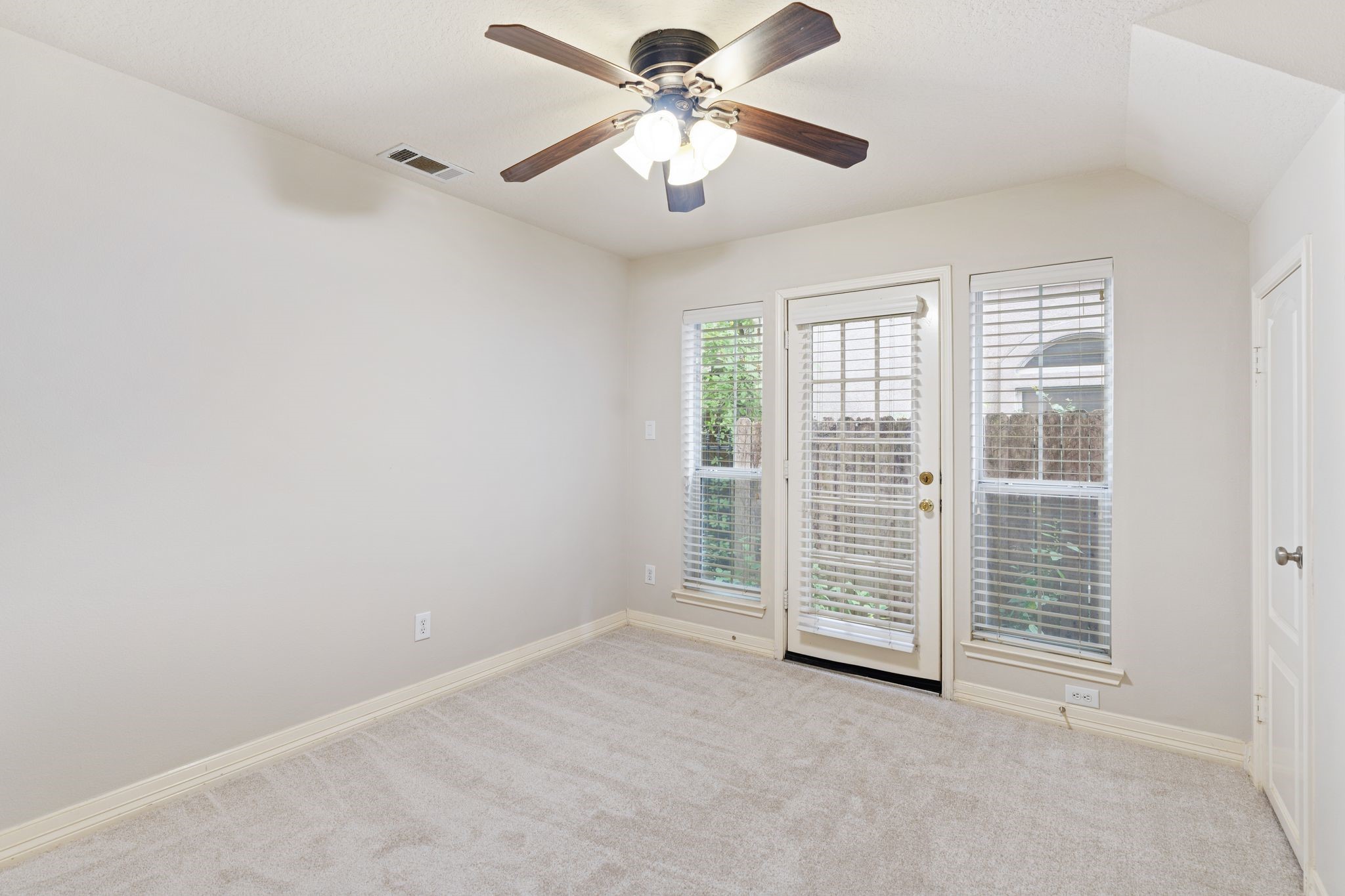 920 Asbury Street Houston, TX 77007 - Photo 3 of 33 an empty room with windows and fan