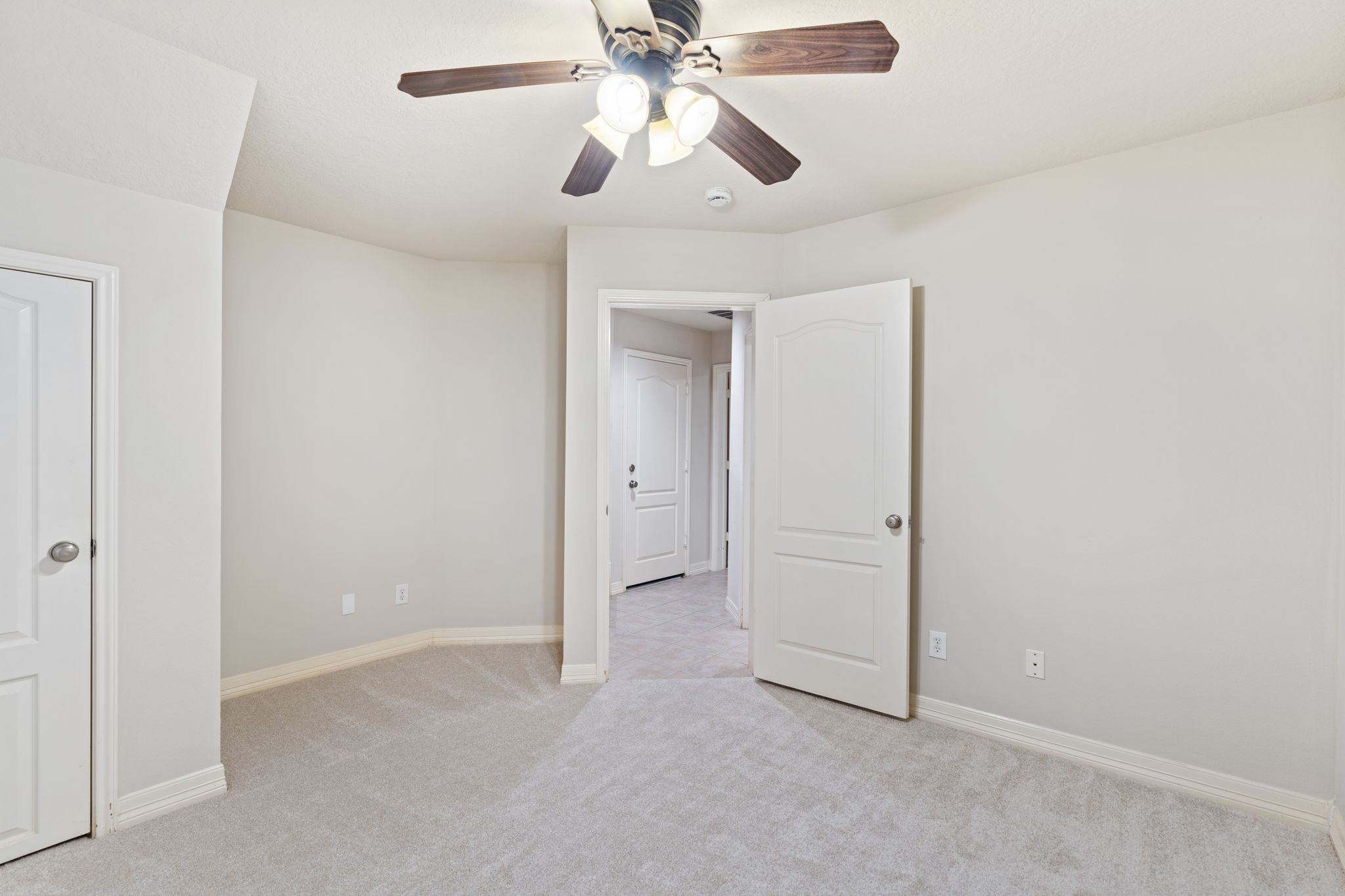 920 Asbury Street Houston, TX 77007 - Photo 4 of 33 a view of an empty room