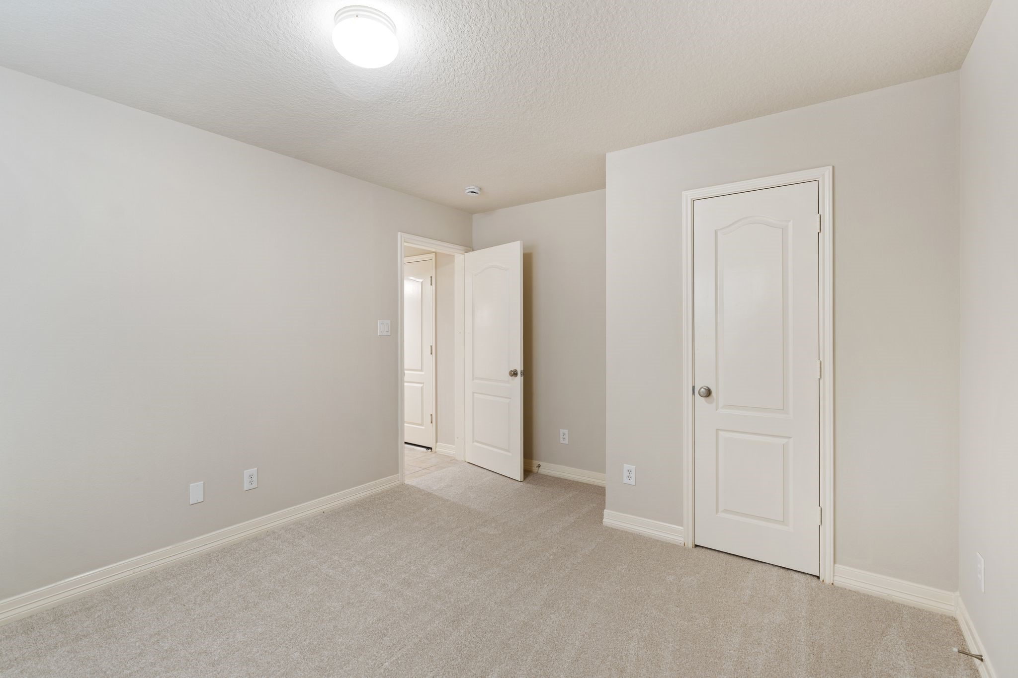 920 Asbury Street Houston, TX 77007 - Photo 8 of 33 a view of an empty room