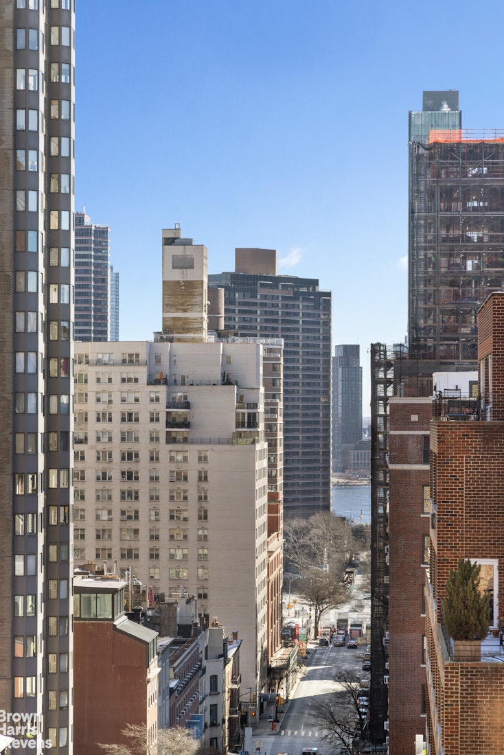 35 Park Avenue, Unit 12C Manhattan, NY 10016 - Photo 13 of 14 a view of city with building