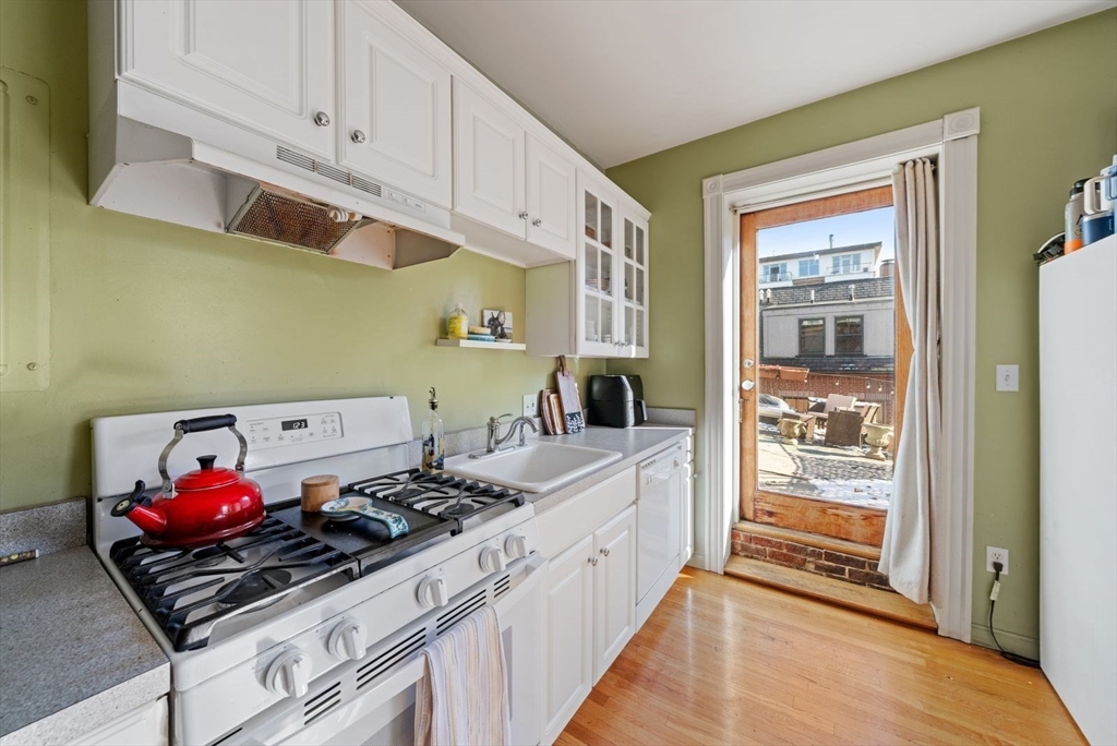 468 Shawmut Avenue, Unit 2 Boston, MA 02118 - Photo 11 of 30 a kitchen with stove cabinets and a table