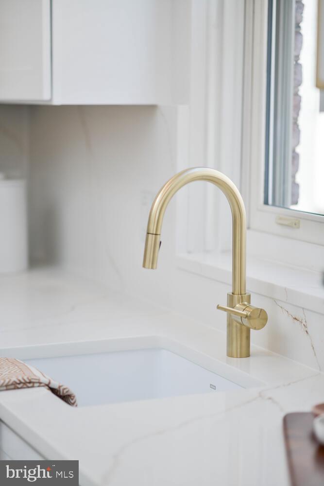 1745 Willard Street Northwest Washington, DC 20009 - Photo 22 of 86 Quartz w/ matching backsplash & warm gold veins !