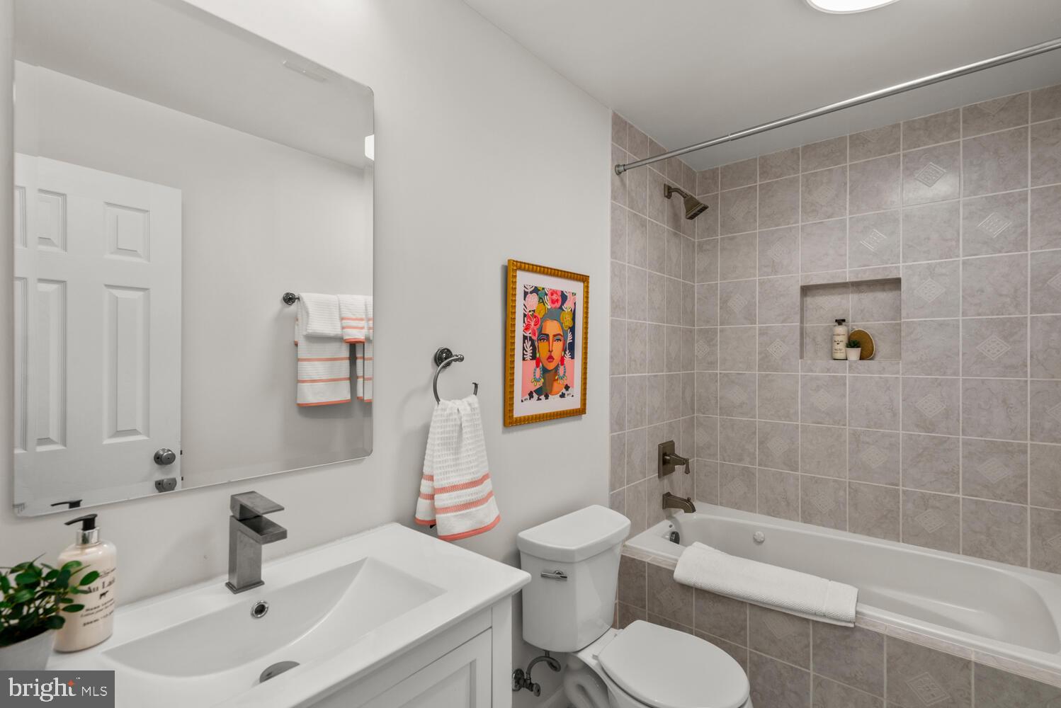 1745 Willard Street Northwest Washington, DC 20009 - Photo 65 of 86 Hallway full bath with tub and niche