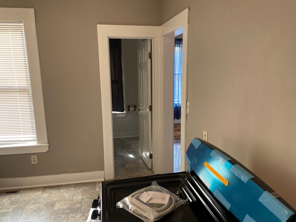 31 Cottage Street West Springfield, MA 01089 - Photo 12 of 27 Gallery Image 12