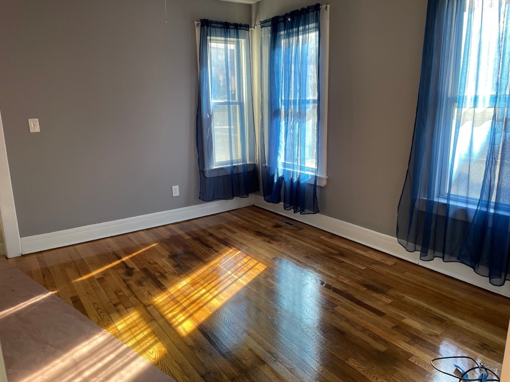 31 Cottage Street West Springfield, MA 01089 - Photo 4 of 27 Gallery Image 4