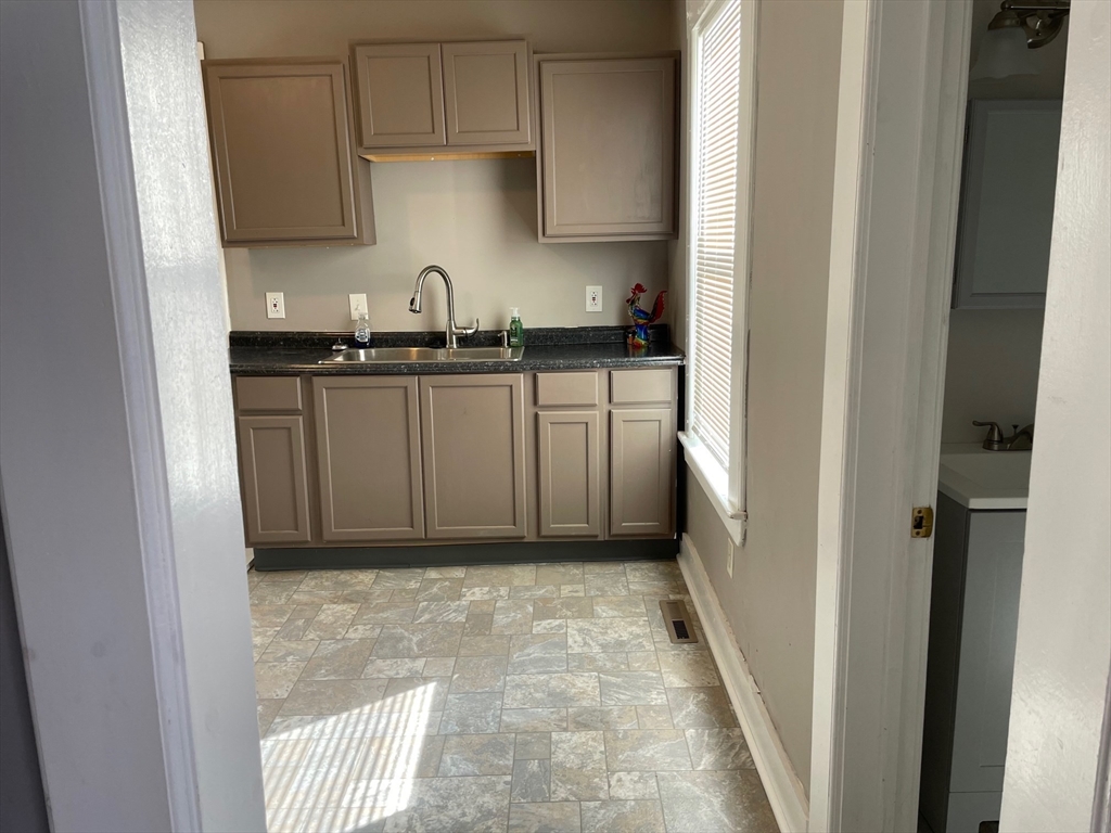 31 Cottage Street West Springfield, MA 01089 - Photo 10 of 27 Gallery Image 10