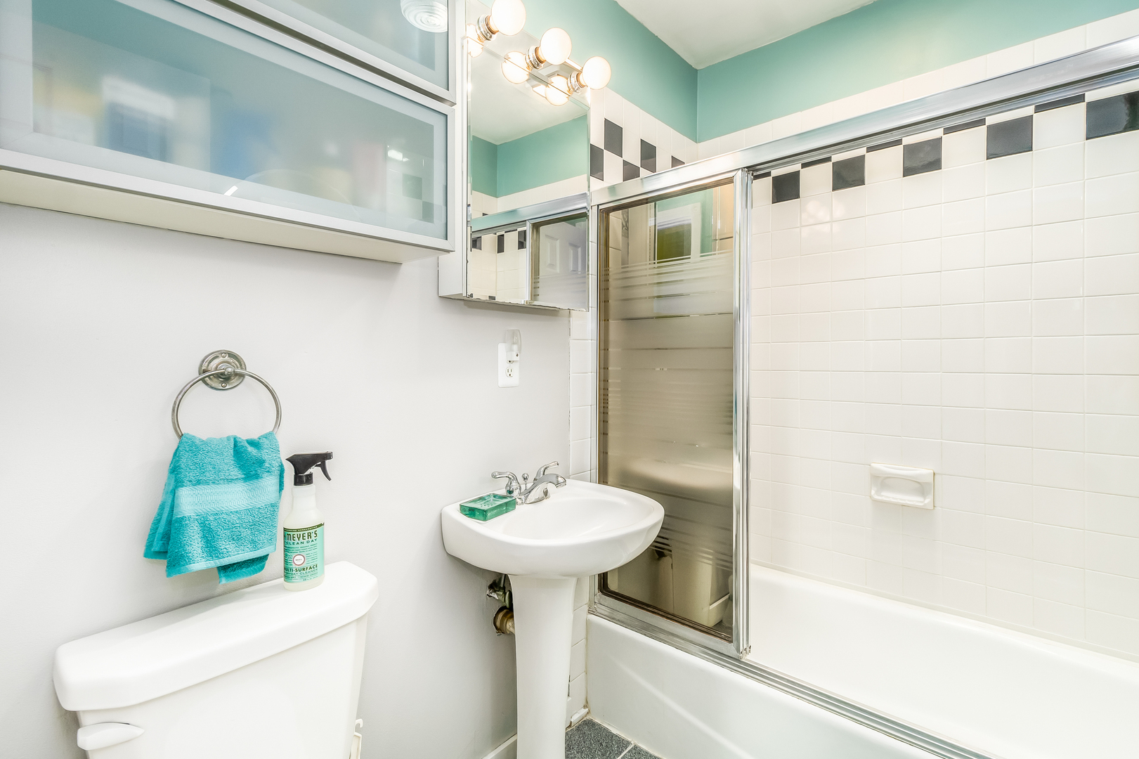 518 Amherst Avenue Romeoville, IL 60446 - Photo 18 of 23 a bathroom with a sink a toilet and bathtub