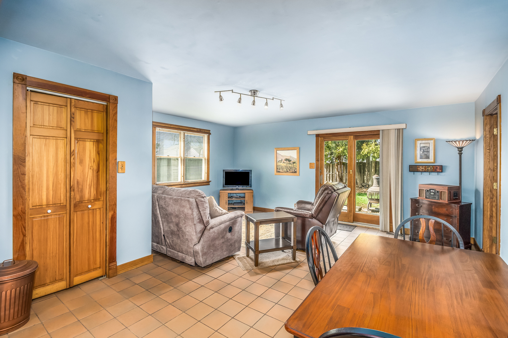 518 Amherst Avenue Romeoville, IL 60446 - Photo 4 of 23 a living room with furniture and a window