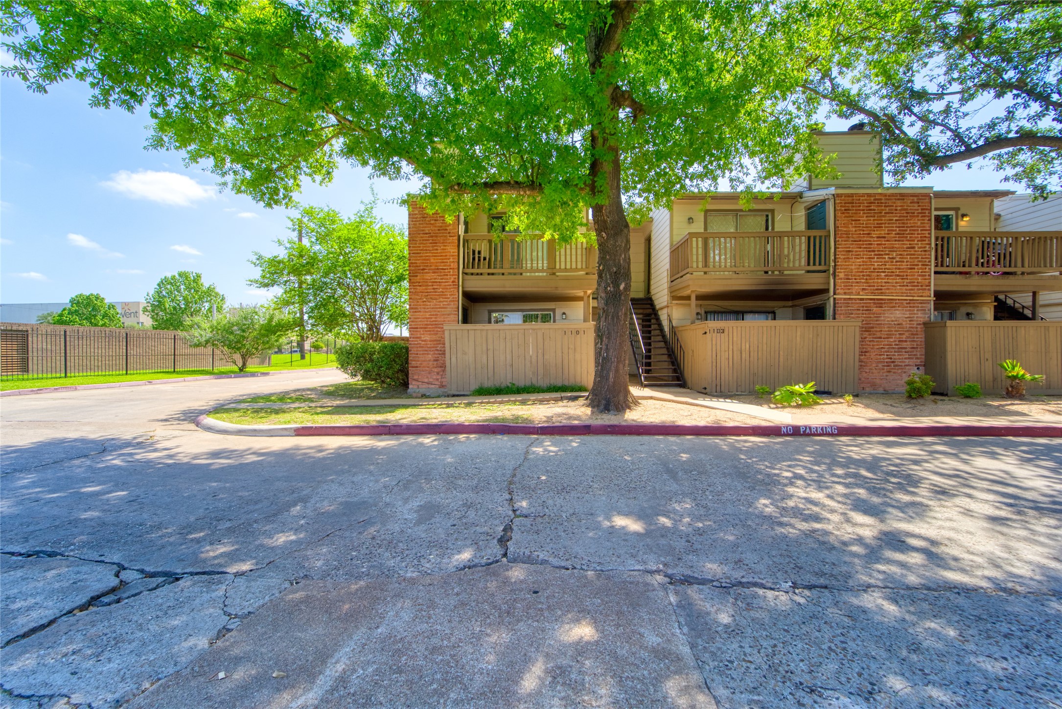 a view of a house with backyard and trees
