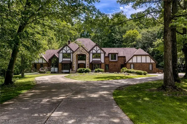 $1,495,000 | 100 Easton Lane, Moreland Hills, OH 44022