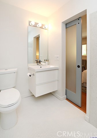360 Kempton Road Glendale, CA 91202 - Photo 20 of 34 a bathroom with a toilet a sink and mirror