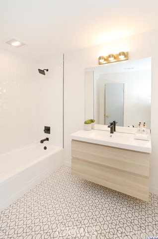 360 Kempton Road Glendale, CA 91202 - Photo 22 of 34 a bathroom with a bathtub and a sink