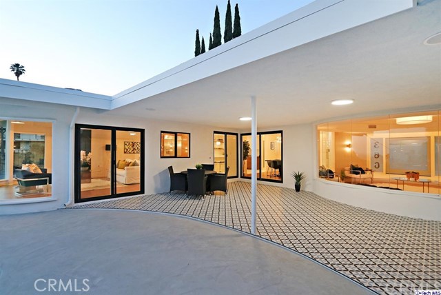 360 Kempton Road Glendale, CA 91202 - Photo 27 of 34 a large bedroom with a large bed and a large window