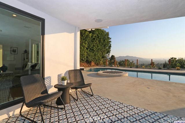 360 Kempton Road Glendale, CA 91202 - Photo 28 of 34 a living room with furniture