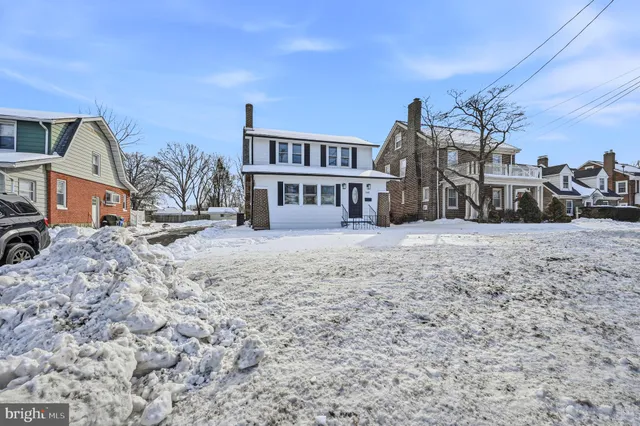 a view of a yard in front of house
