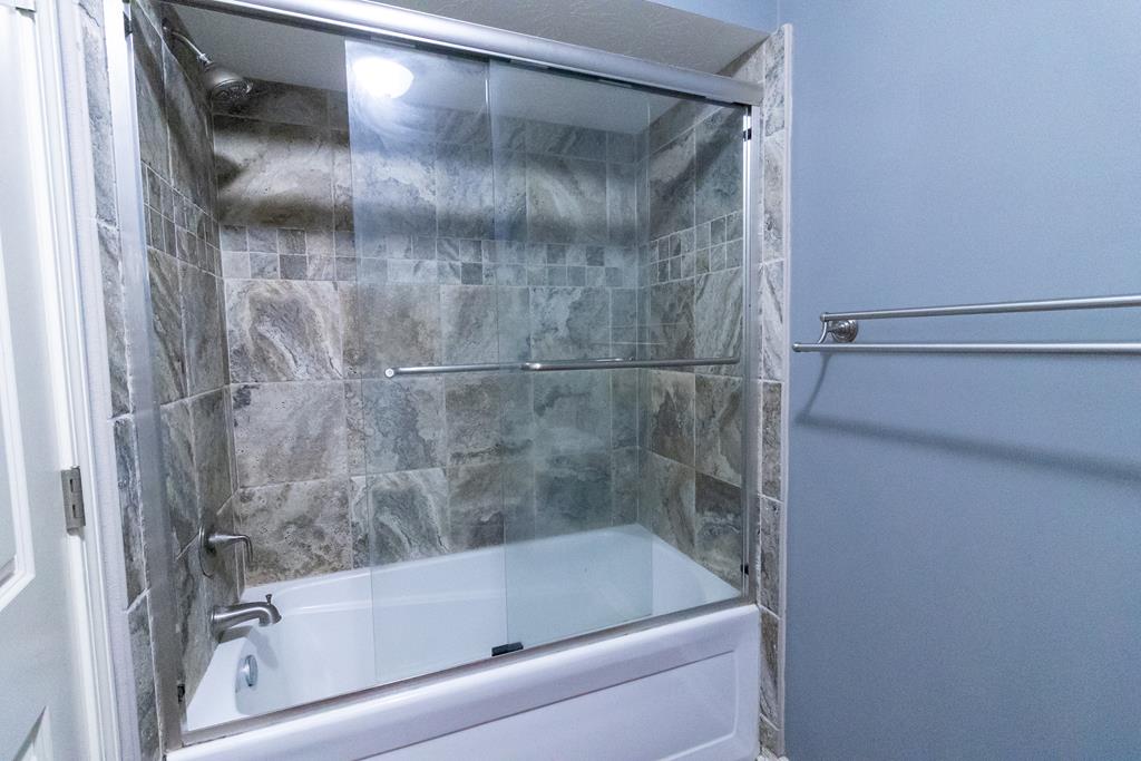 2525 Norris Road, Unit 36 Columbus, GA 31907 - Photo 17 of 28 a bathroom with a bathtub