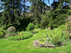 a garden with a fountain in the back