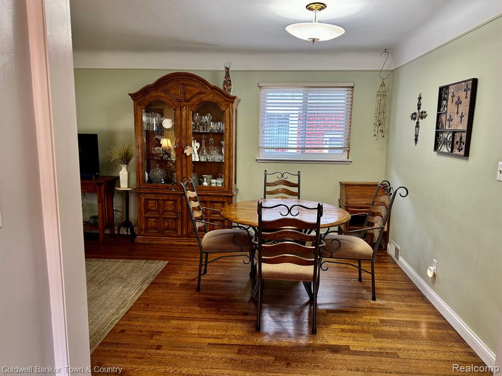 9260 Ruth Avenue Allen Park, MI 48101 - Photo 4 of 33