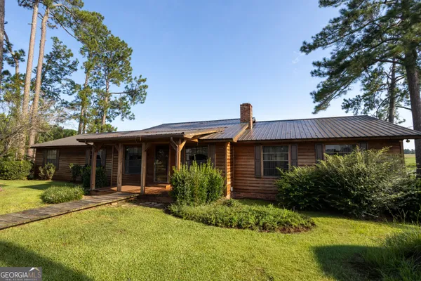 a view of a house with back yard