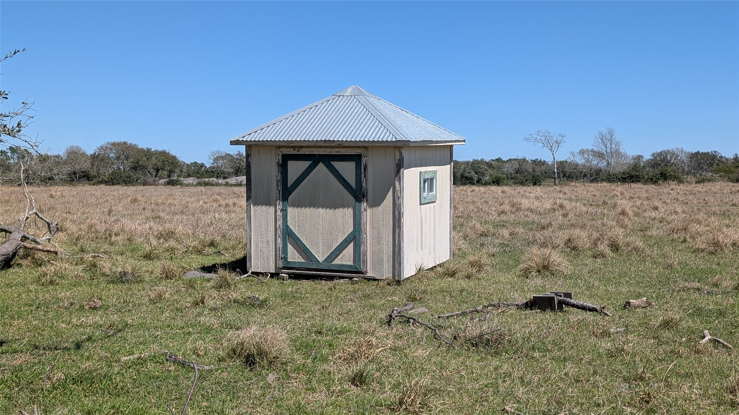 0 Cr 211 - Sless Road Louise, TX 77455 - Photo 3 of 11 a small pool is sitting in the middle of a lake