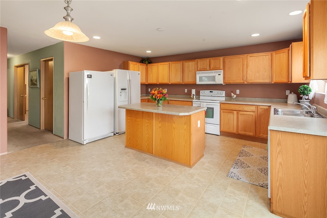 14582 Southeast 154th Street Renton, WA 98058 - Photo 6 of 23 Gallery Image 6