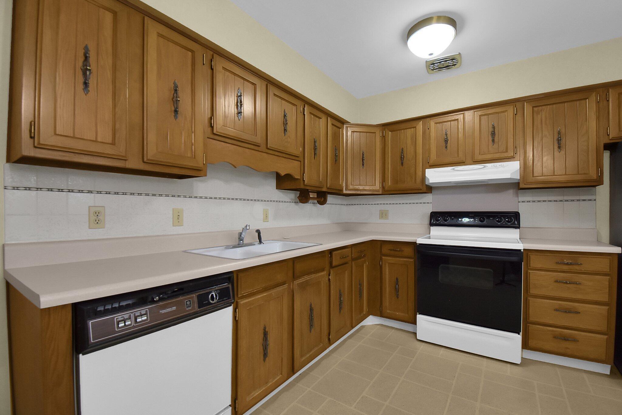 6383 Faircrest Road Columbus, OH 43229 - Photo 18 of 26 Kitchen views